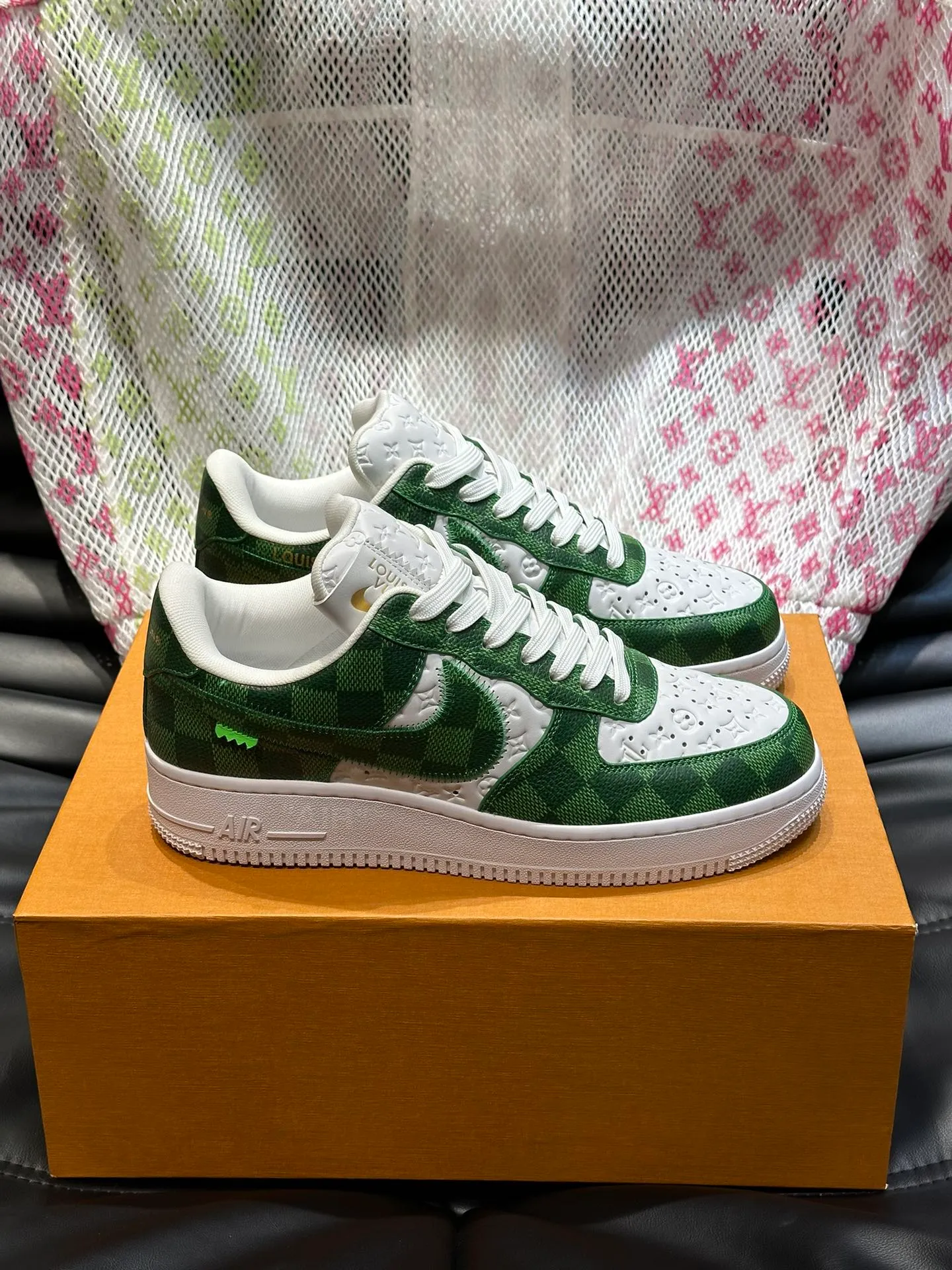 p440《*OUIS *UITTO*》x OFF-WHITE x Nike tripartite collaboration! Trendy and cool men's casual sports shoes with unrivaled color matching. The design idea basically continues the style of THE TEN. The Swoosh line and tongue label have a very familiar visual effect and are both fashionable and trendy! A must-have for fashionistas! The effect on your feet is absolutely stunning!  Size: 39-45